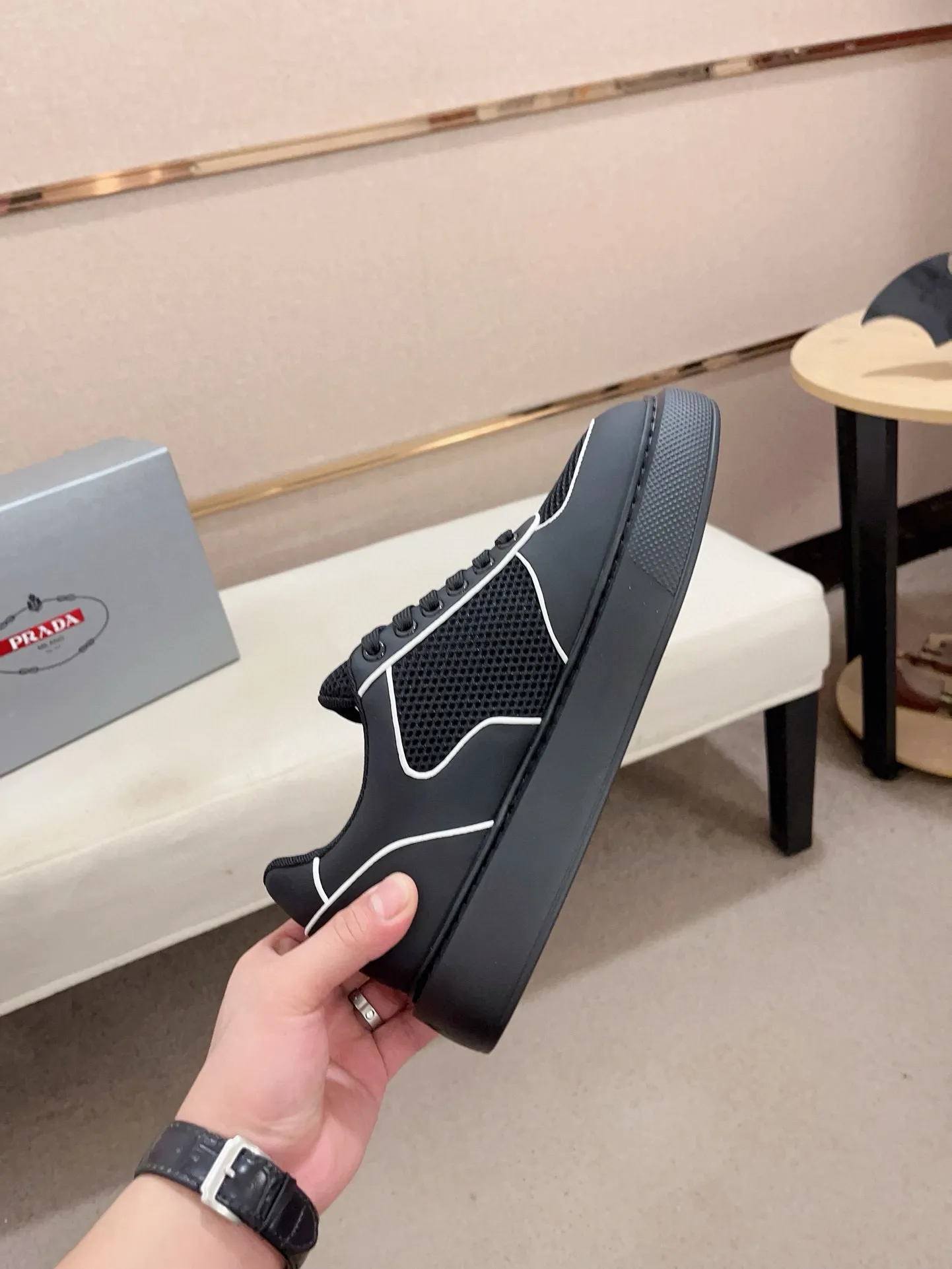 Men's shoes 💰 580💰 ✔️✔️✔️High-quality new PRADA counters are launched at the same time. The new men's shoes and 😘fabrics are selected from first-layer cowhide and are made by pure handicrafts. Lining: Full cowhide lining. 👍🏿 High-end ☄️ air-cushion molded anti-slip rubber outsole, exquisite lines, simple and elegant, comfortable and high-end for leisure travel. Code number: 38 to 44 (45 can be customized)